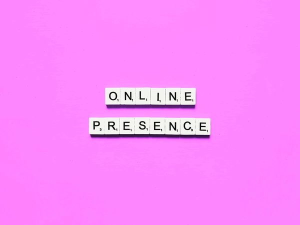 Comment les entreprises gèrent-elles leur présence en ligne pour renforcer leur image de marque?