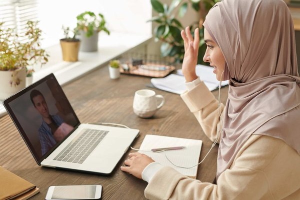 Rencontrer des cougars en ligne : Les avantages et les pièges à éviter