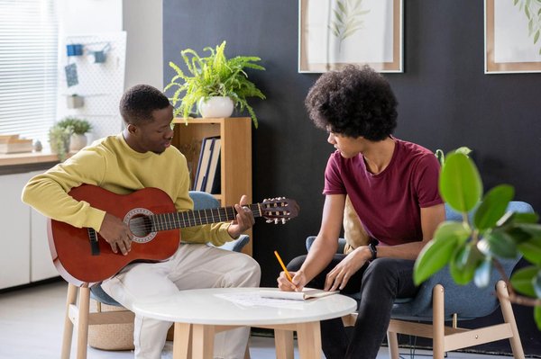 Prendre un cours de guitare à Nantes : combien de temps pour votre apprentissage ?
