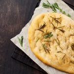 Une focaccia : un plat délicieux à déguster en famille ou entre amis !